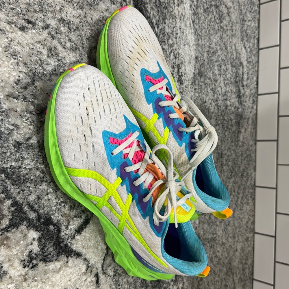 Men’s 10.5 ASICS Novablast 2